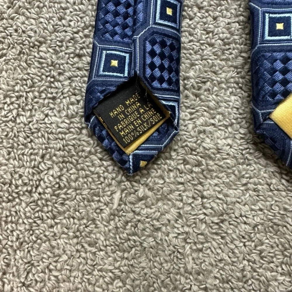 Donald J Trump Signature Collection Mens Silk Tie Navy Blue Geometric Medallion